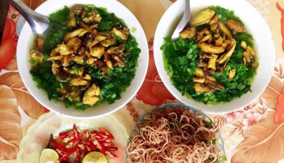 Sliced-rice-paper-anabas-soup-Ninh-Binh-Vietnam-4